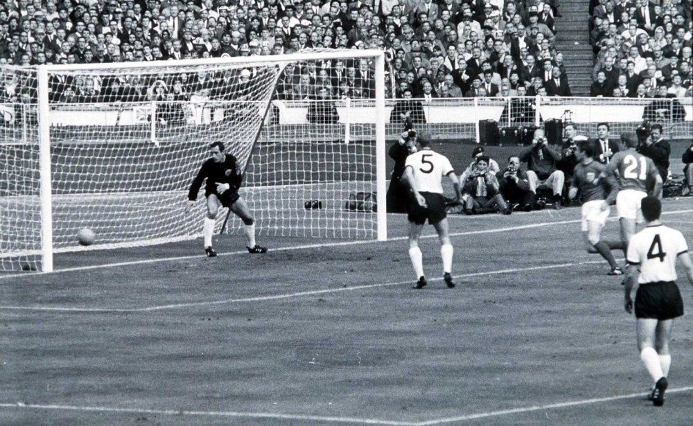  罗马客场遭遇门线悬案VAR判定引发争议  