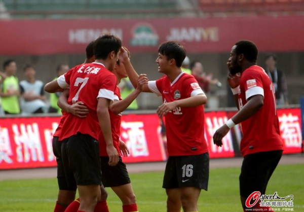  兰斯锋线双星联袂建功，客场艰难取胜逃离降级区