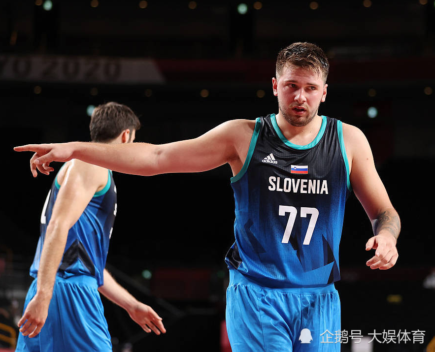  东契奇超神发挥独行侠加时逆转击败太阳